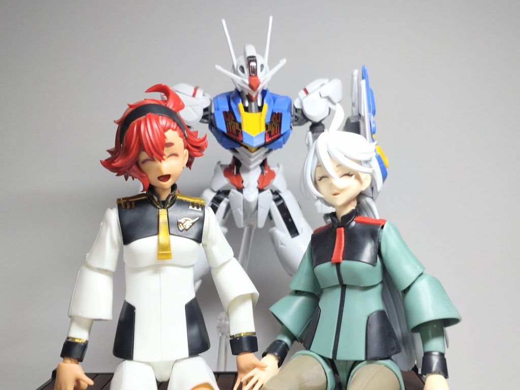 こちらは、小学4年生の長女の作品です。素組みのエアリアル(エリクト)とスレッタちゃん、ミオミオです。小学生でも、私の手伝いはほぼ必要とせず、組み上げる事ができて、このクオリティは、「流石バンダイさん」としか言いようが無いですね。そして、こちらの作品の様に、本編も二人の笑顔で終了して、本当に良かったです。最後までご覧頂き、ありがとうございました。