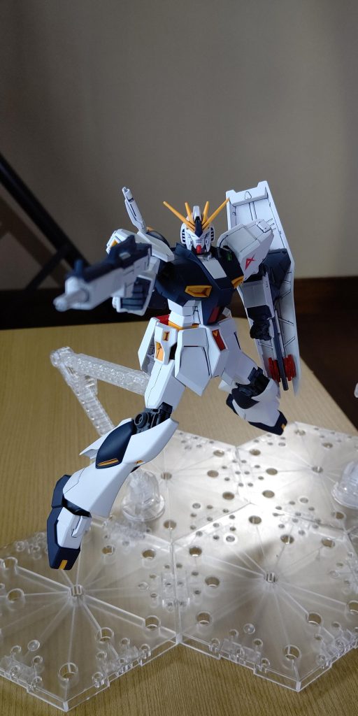 墨入れとデカールを貼り、トップコートを吹き付けて完成です。やはり素晴らしいプロポーションですね。なんだかファンネルが欲しくなってしまいました、、、。