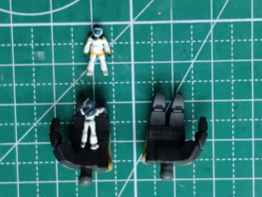 HG1/144デミトレーナー拡張パーツセットから平手を拝借し、ミオミオに乗ってもらいました。最終回、個人的にみんなの笑顔が見れて本当に良かったです。ファーストガンダムの最終話「脱出」の終わり方の様にも感じました。主役機であるガンダムは既に無く、主人公がノーマルスーツで宇宙空間に投げ出されてしまいますが、待っていてくれる仲間たちの元に帰って行く。ファーストへの愛を感じます。感動すると共に、清々しい気持ちになれました。