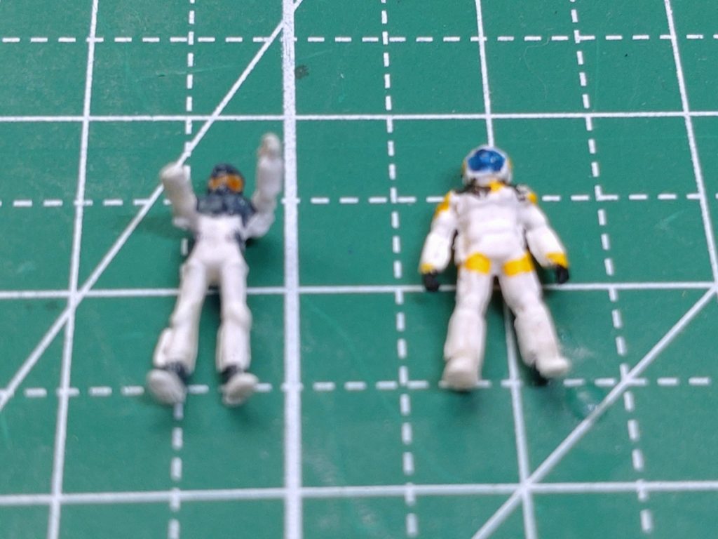 どうしても欲しかったのが、ノーマルスーツのスレミオでした。WAVE1/144モビルスーツを切ったり貼ったり塗ったりして、それっぽく作成しました。