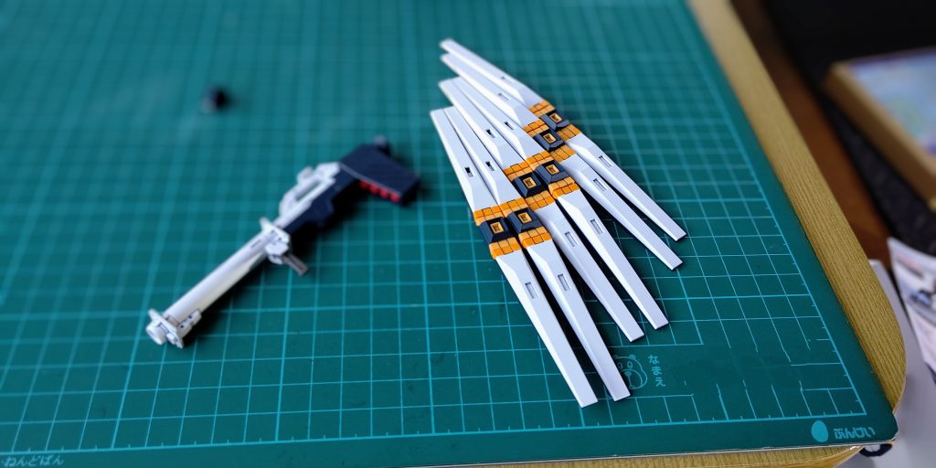 と、言うことで某フリマでファンネルを買ってしまいました(笑)。バズーカも付いてきました。つうかHGUCを買えと言われそうですね。