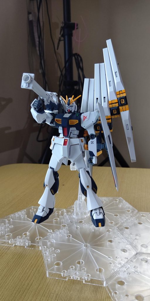 バズーカは手に入らず、持てませんでした😭。とりあえ肩に乗せてます。ファンネルが付くとカッコ良さが倍増しますね。 