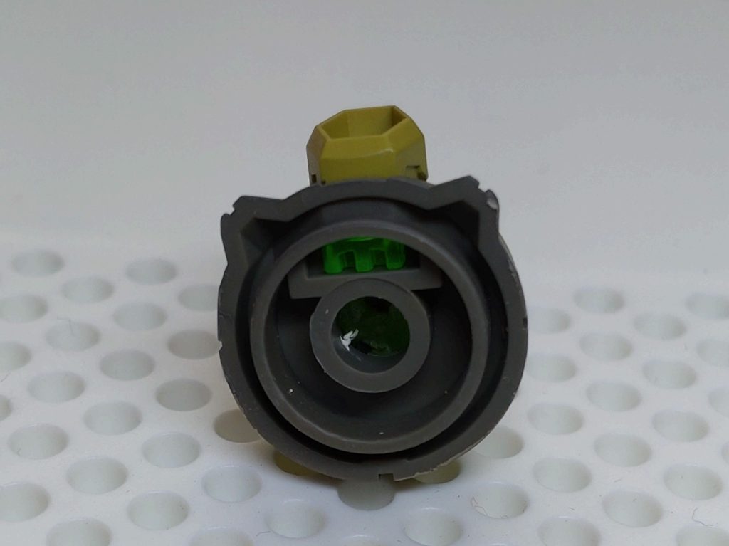 今回の電飾ですが、頭部は既にクリアパーツになっておりましたので、真ん中をくり抜いて、防弾型LEDを指して光らせました。頭部のサイドも綺麗に発光してくれました。