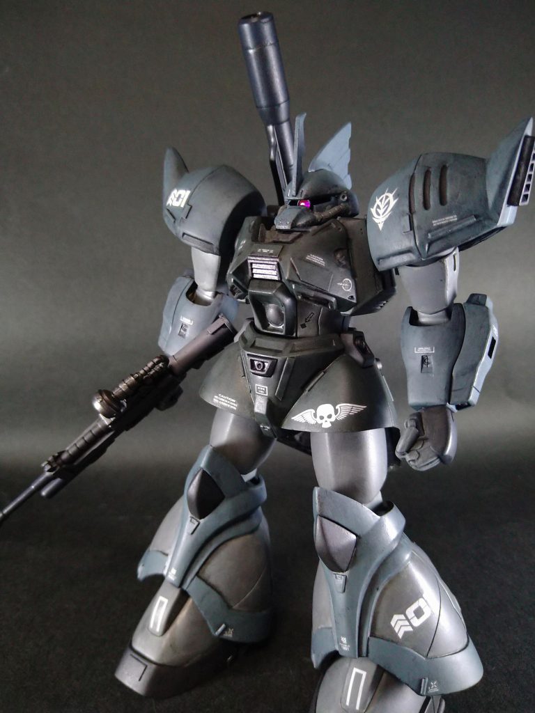 ビームライフルと拳はビルダーズパーツに。塗装は筆ムラありきの水性ホビーカラーの筆塗り全塗装。仕上げにチッピングとフィルタリング。