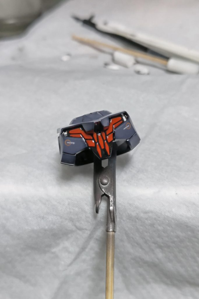 胸部の発光部分は、最初に下地の赤を塗装しガイアカラーの蛍光レッドを塗装しています。(この行程をしないと赤がくすんだり、はっきり出ないため)塗装後、エナメルのブラックで発光部分をすべて黒く塗り、乾燥後に発光部分をエナメル溶剤で剥がしています。