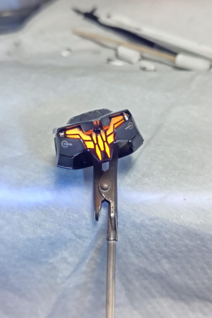 うまく出来ると画像のように黒い部分は、発光しなくなります。注意点として、発光部分以外はマスキングした方がいいです。蛍光塗料は諸刃の剣ですので…