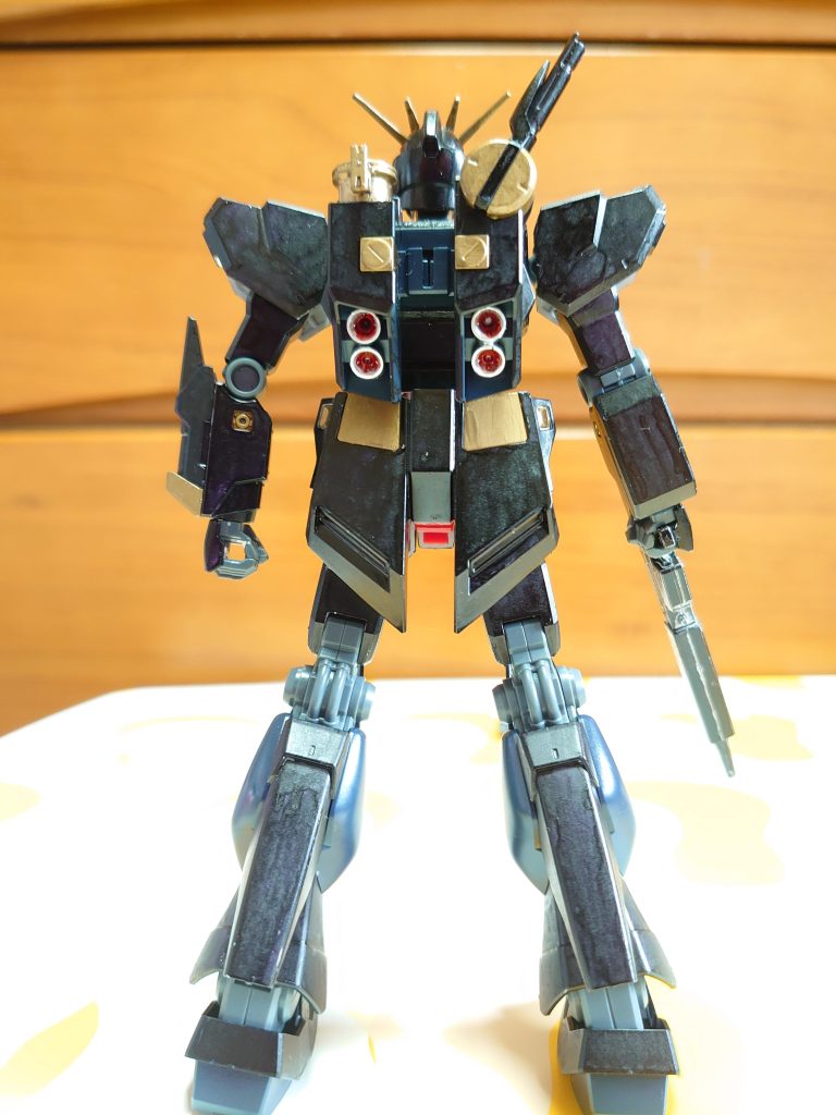 背後から。サイコガンダムっぽく見えなくもない。