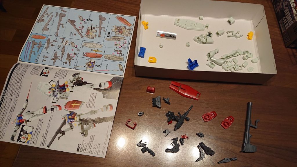 取説を見ながら、合わせ目消しと塗装の工程を考えるのも楽しいです。最近のものは後ハメのことも考えずにガンガン組み立てることができますね。