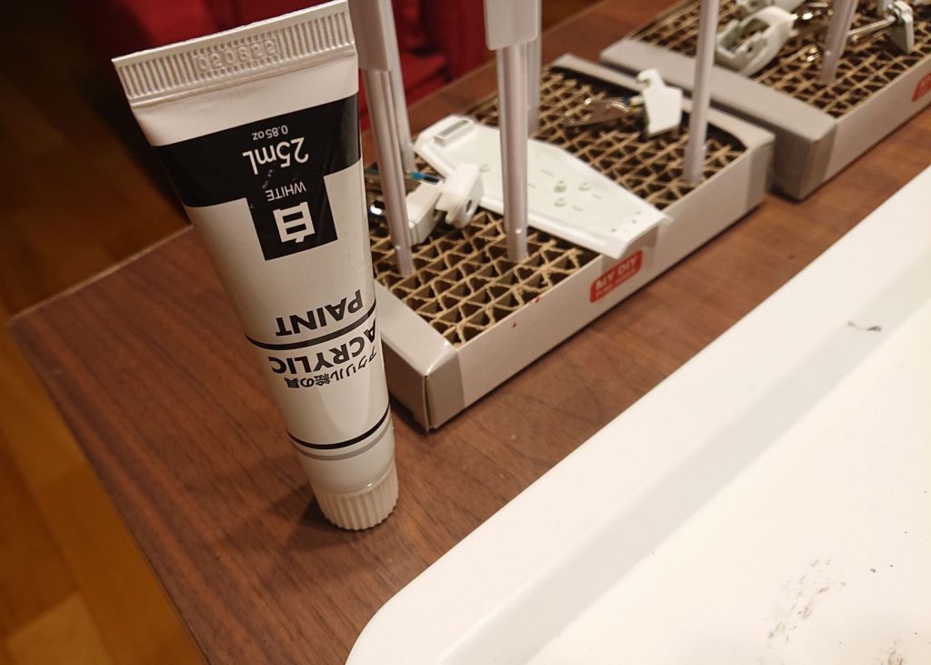 白い部分はダイソーで買ったアクリル絵の具を使用しています。隠ぺい力も強いのでお勧めです。密着性が悪いと言われますがそんなに気になりません。こすりつけるように少しずつ塗り重ねていくとムラにもなりにくいです。