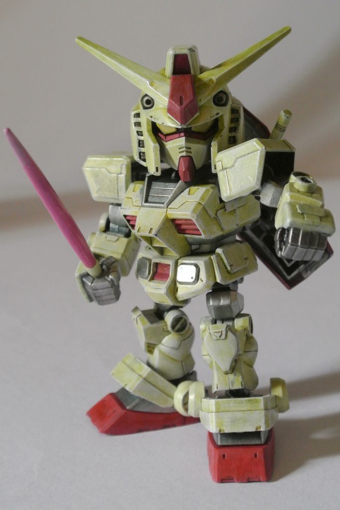 墨入れは黒系だとわざとらしくなってしまうので茶系の水性ニスを水溶きしてGペンで流し込み。レッドは黒サフ→グレーサフ→ホワイトサフ→クレオス水性レッド→100円ショップアクリル「レッド」をそれぞれ水溶きで薄く塗り重ね。その後、退色をレッド+白で混色して最初薄く→徐々に白強めで表現してみました。