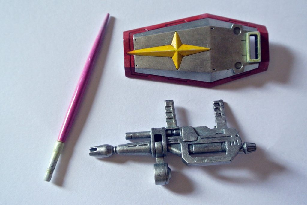 SDということで今回は大きなダメージは無しにしました。内臓メカ同様ライフルも水彩メタリックブルーで薄ーくコートしてます。ビームサーベルは先端に向けて白のグラデを目指したのですがなかなかうまくできませんね。乾燥後グロスバーニッシュで艶を加えました。