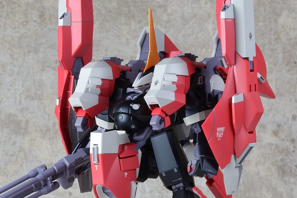 腹部のセンサーは一体成型ですが塗り分けが難しいため一旦くり抜き、グレーのパーツ(3Dプリンター製)とグリーンのパーツ(1mmプラ棒)に分けて対応。グリーンのパーツはUVレジンでセンサー感を出しています。