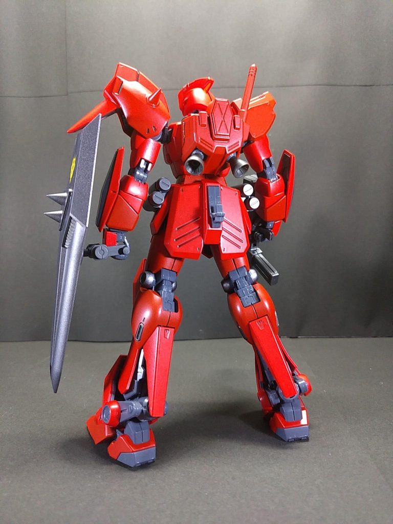 初めてF90のジオン仕様を目にしたのはサイバーコミックス版「ガンダムF90」だったので赤と白のツートンカラーに違和感を覚えていたのですが、「機動戦士ガンダムF90 FF」7巻に収録された山口宏 氏のインタビュー記事内で「漫画の中で中原さん、これ全身真っ赤のつもりで描いてますね。」という一文から、「赤一色のイメージは間違いじゃない」と確信できたので真っ赤に塗ってみました。オリジナル要素でシールドを追加で製作しました。