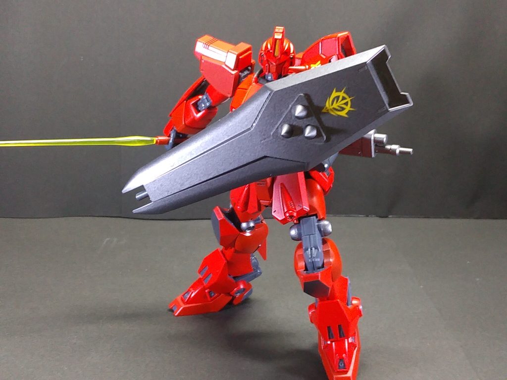 本体にνガンダムを思わせるデザインが入っているので、シールドはEG νガンダムの物にスパイクを追加して製作。腕のハードポイントが無くなっているので手で持てるように取っ手をジャンクパーツから作りました。