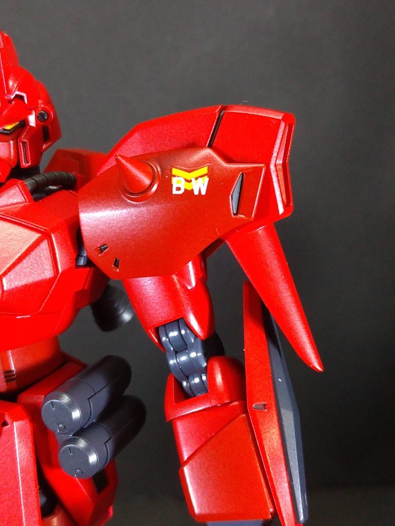 左肩には「ジムIII ボッシュ･ウェラー専用機」のマーキングを参考に市販のデカールを使って再現してみました。