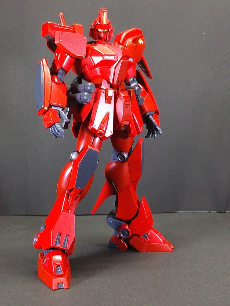 使用した塗料は本体赤→タミヤ TS-85ブライトマイカレッド前腕、ヒザ部分グレー→MSファントムグレーシールド、ライフル→TS-38ガンメタル関節等ABSを使っている部分は破損を避けるため無塗装です。前腕のハードポイントのカバーとヒザはどのコマも黒く塗られているので黒系の色と解釈、ヒザのV字のモールドを埋めてファントムグレーで塗装しました。トップコートはガンメタルはつや消し、それ以外は半光沢で仕上げています。