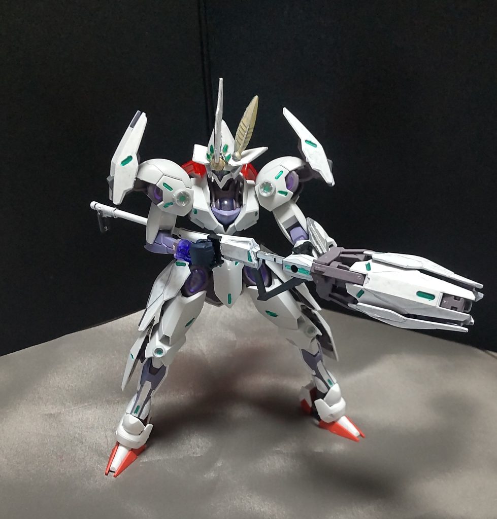 トライ・スラスターを前面に持ってくることでバスターブレイザーが使用可能になります。この時は、左腕にも取っ手が近くに来るので画像の様に持たせる事ができます