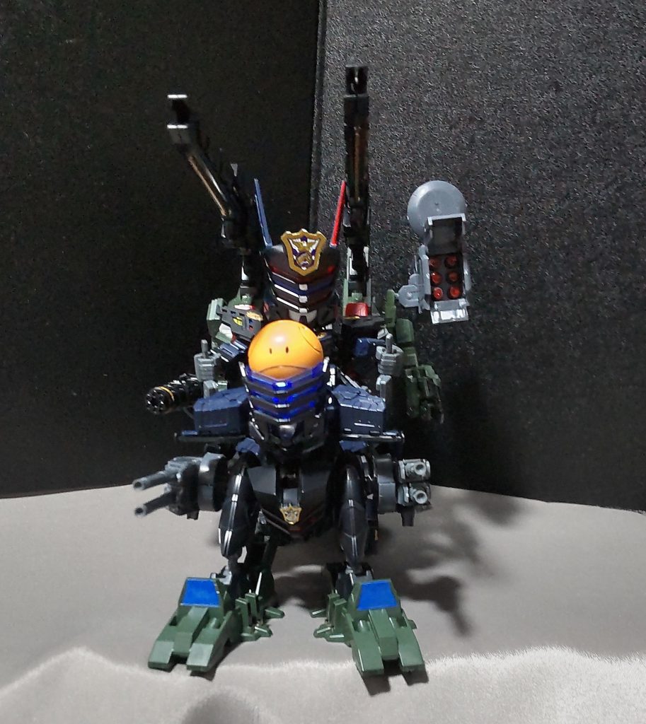 武装はいっぱいあります。・ジャスティス・レールガン（後方）・ガトリング砲（右側）・ミサイル・ポッド（左側）・クローアーム（左側）※まず使わない・2連連装砲（両側前方）・突撃（前脚を上げてウィリー走行による突進）