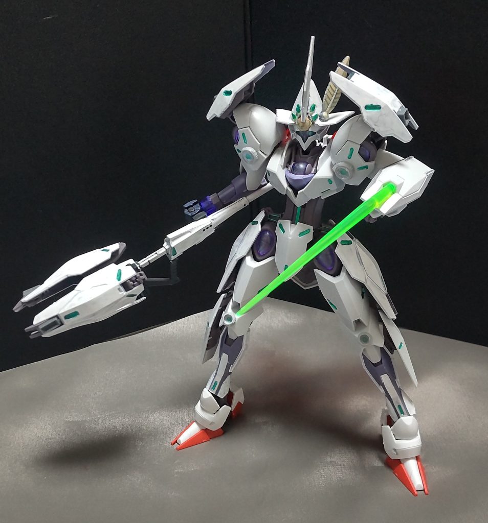 左腕のシールドからのビームサーベルはミカエリスのと同じ様に運用出来ます。