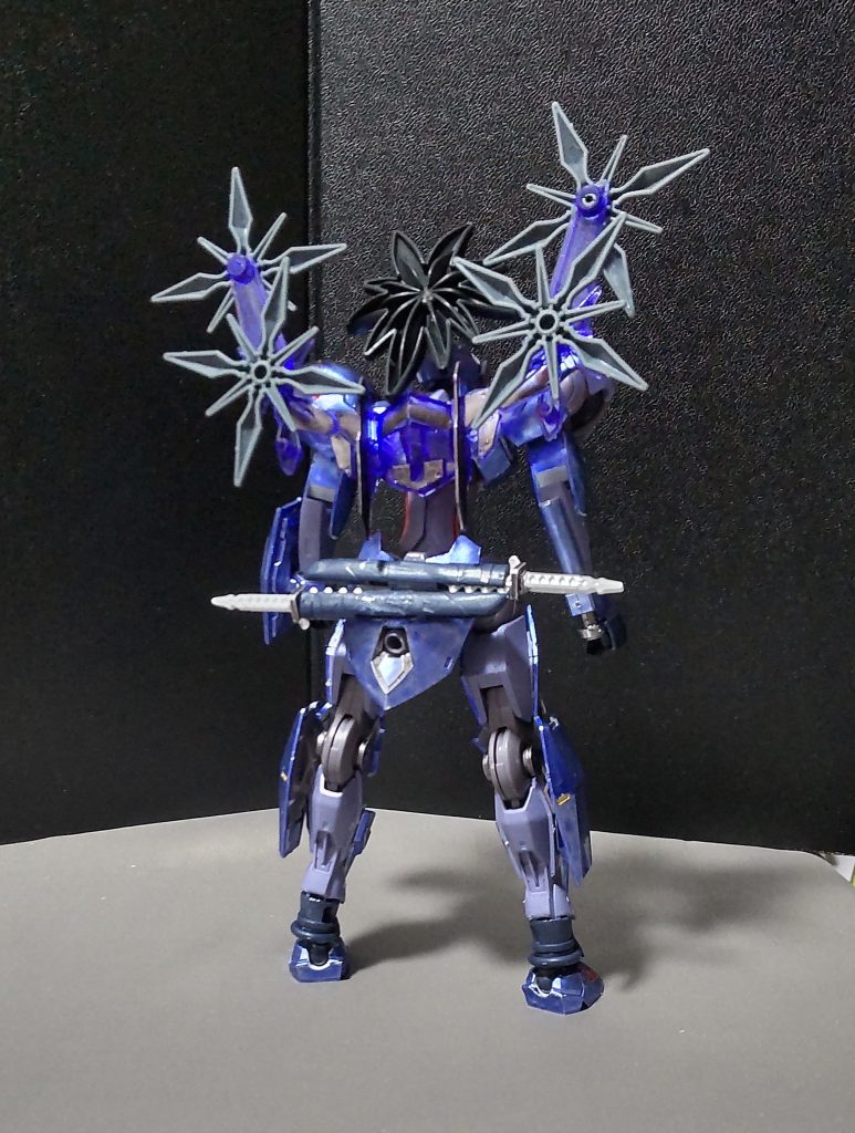 リアビュー・忍刀はリアアーマーに2本持たせてます。・背部ユニットは才蔵デルタのを移植しています。・手裏剣も4つ装備させました。外せます。※背部ユニットは外せます。