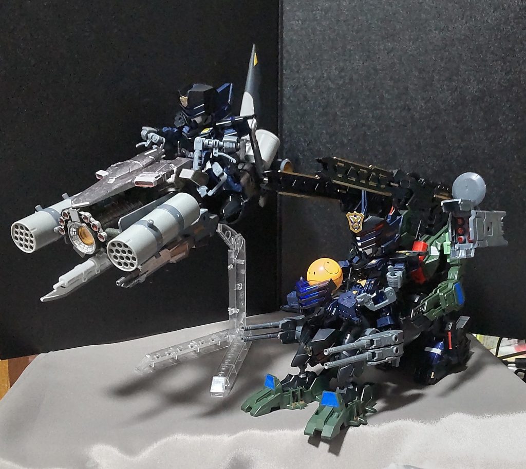 同じく軍馬の胴体を利用して作った乗り物「スーパーマシンライダー」と一緒に。このコンビは強い（確信）