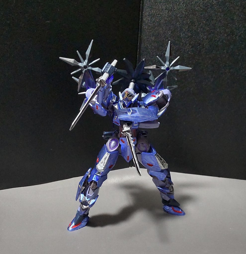 武装は腰にある2本の忍刀「朧月」と「霞月」をメインに戦います。※対ビームコーティングも施されているので、ビームサーベルとの鍔迫り合いは問題なく行えます。左腕に装着してあるシールドは連射可能なビーム砲になってます。※出力調整次第ではビームサーベルとしても使えます。