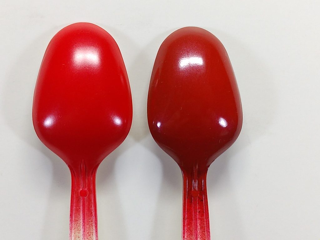 スプレー缶での塗装は調色できないので、ブライトマイカレッド一色で色に変化を出すために、赤色の隠蔽力の低さを逆手にとって白サフ(左)と黒サフ(右)で塗り分けて2色になるようにしてみました。↓以下は漫画の場面再現です。「」はデフ『』はボッシュのセリフです。