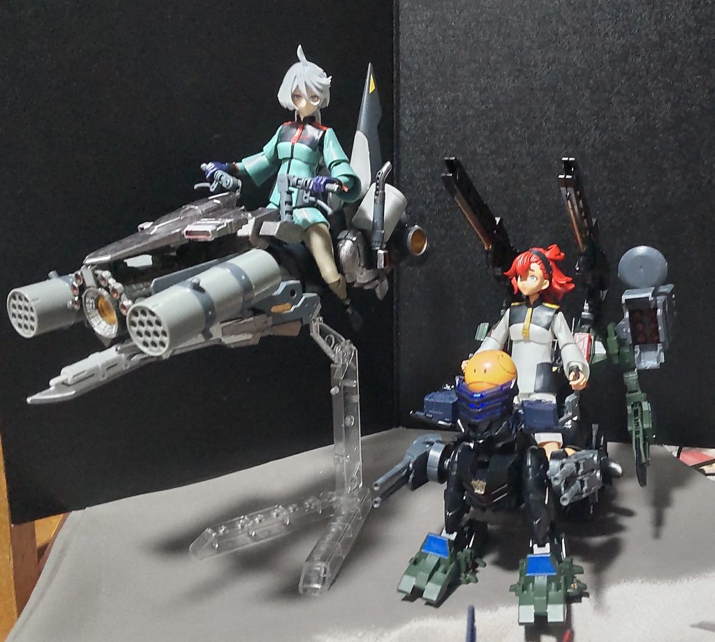 マシンライダーに乗ったミオリネと一緒にドライブを楽しむスレッタ。その魔女は大地を駆るーー