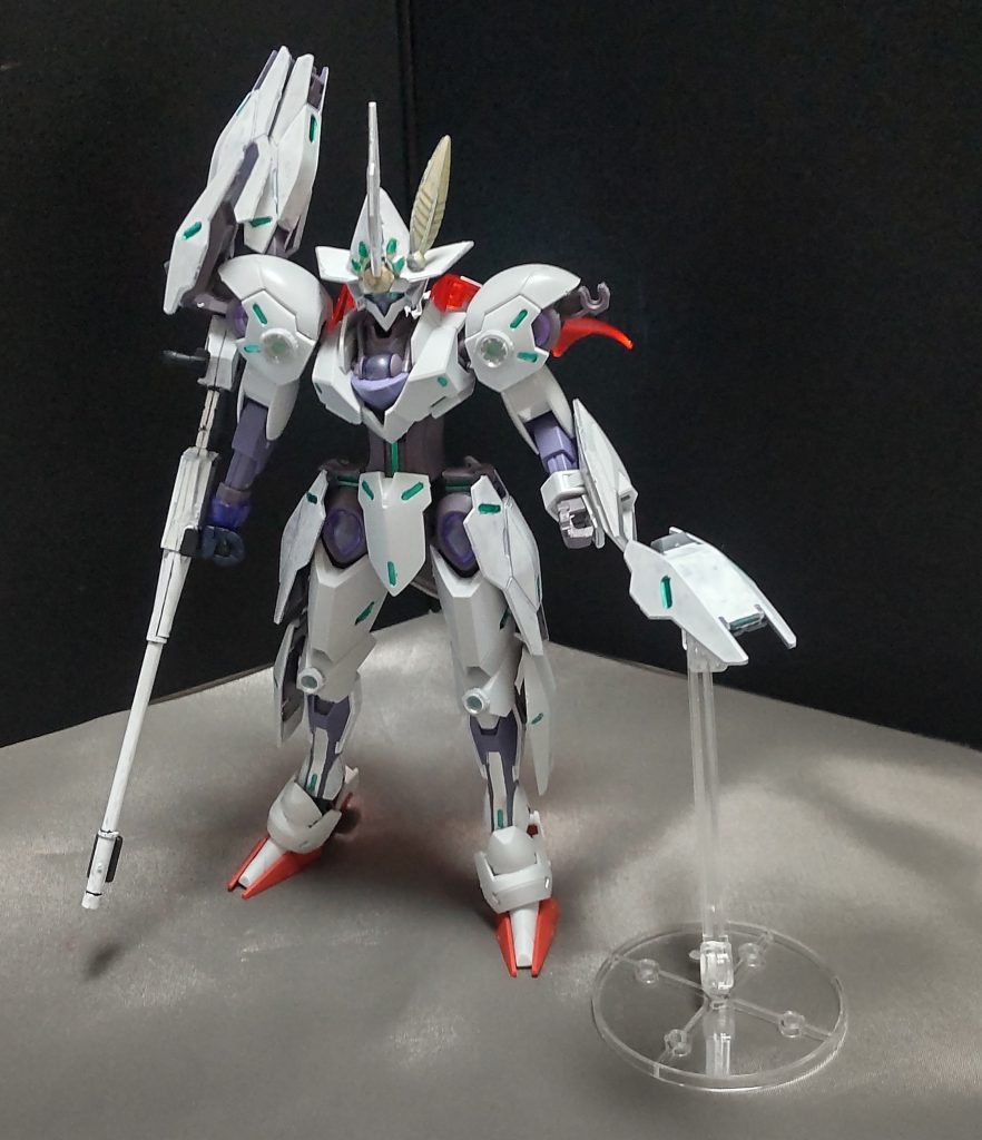 左右の肩に付いてある追加装甲は、実はドローンで、エアリアルのガンビットみたいに射出して攻撃することが出来ます。