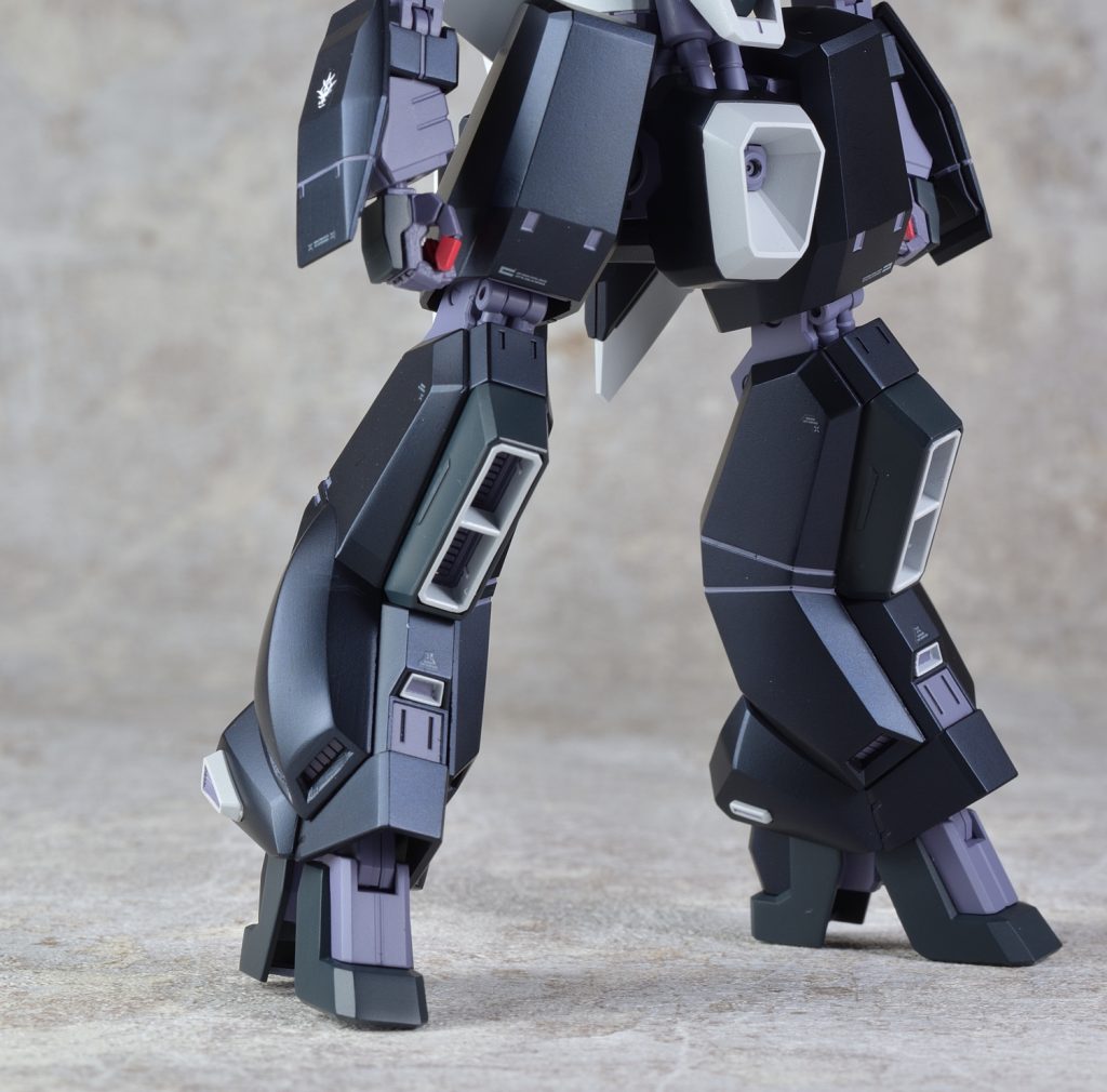 ふくらはぎ正面の2段スラスターとその下の小さいスラスター共に塗り分け簡略化のために自作パーツに置き換え。側面のグレーで塗り分けが必要な奥まった箇所はくり抜いてスリット入りプラ板に置き換えています。