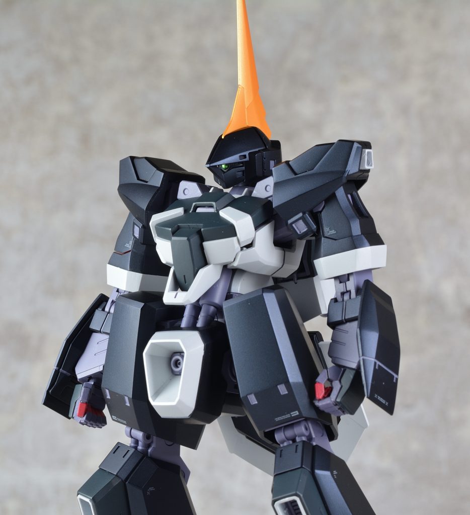 アクア・ユニットを外した状態。赤がなくなり一気にシックな印象になります。肩のスラスターは塗り分けが大変だったためパーツを自作。握り手も自作しています。