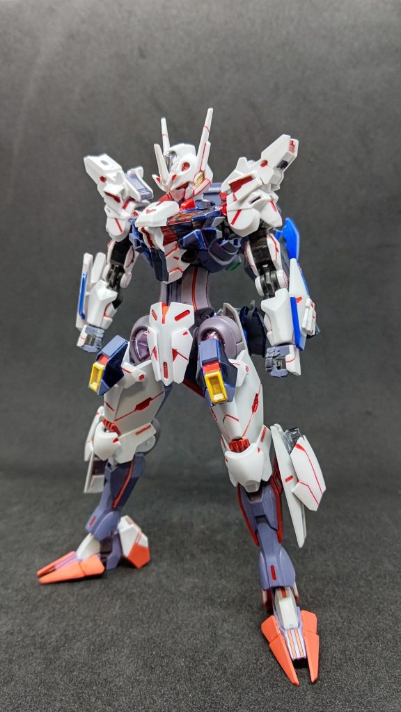 まずは、本体ガンダムエンミティです。腰から脚はミカエリスに変更し、エアリアルのパーツを切り貼りしています。装備しているガンビットは4つと少なめにしました。ミカエリスのパーツに変更したことにより腰からスラッとした見た目になったかと思います。