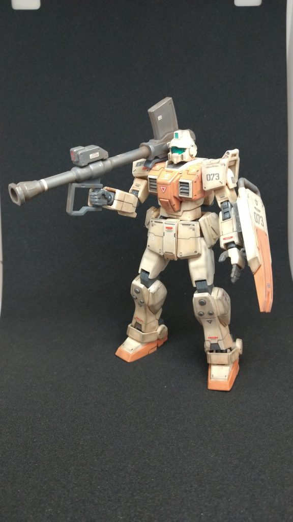 武装もマシンガンとバズーカが標準装備となっていますが、昔、旧HGの陸戦型ジムを作った時のミサイルランチャーを持たせて、撮影してみました。