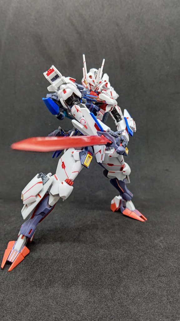 近接武器にはビームサーベルの変わりに30MMのものを使用し刀身をガンマカEXのロイヤルメタレッド⇒ガンマカクリアー光沢で塗装しました。
