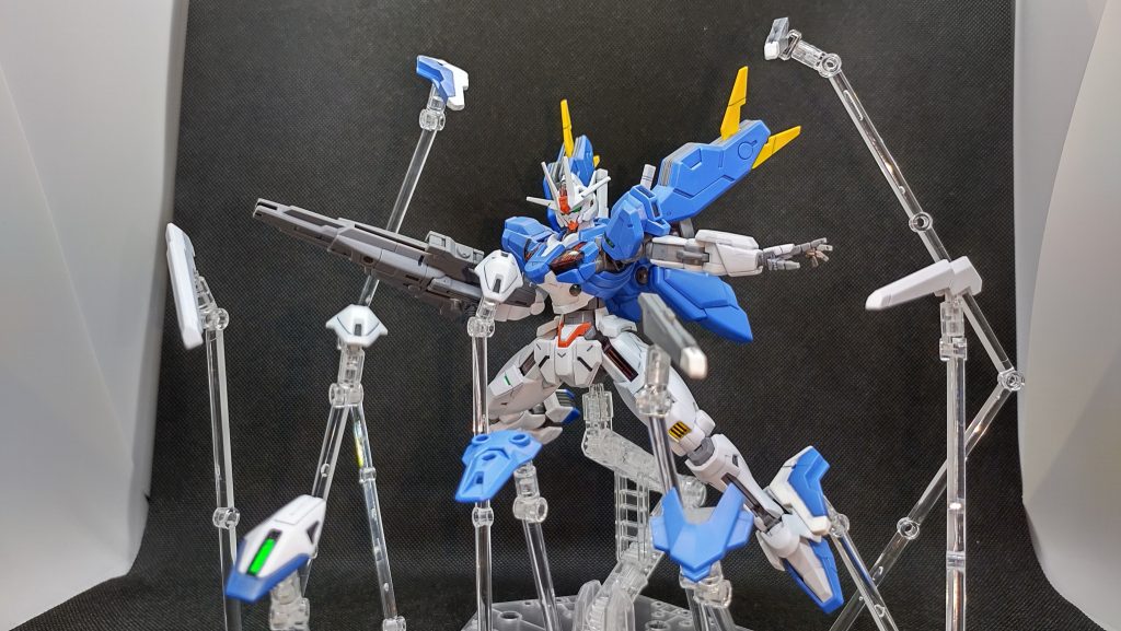 手持ちのディスプレイスタンド３つを動員して。説明では４つ必要とありましたが、何とかなるものです。