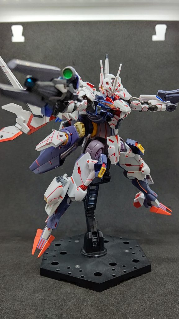 ガンダムエンミティ・ブーストとなります。ビームライフルはバレルを追加し、エアリアル本来の武装のロングビームライフルにもなります。