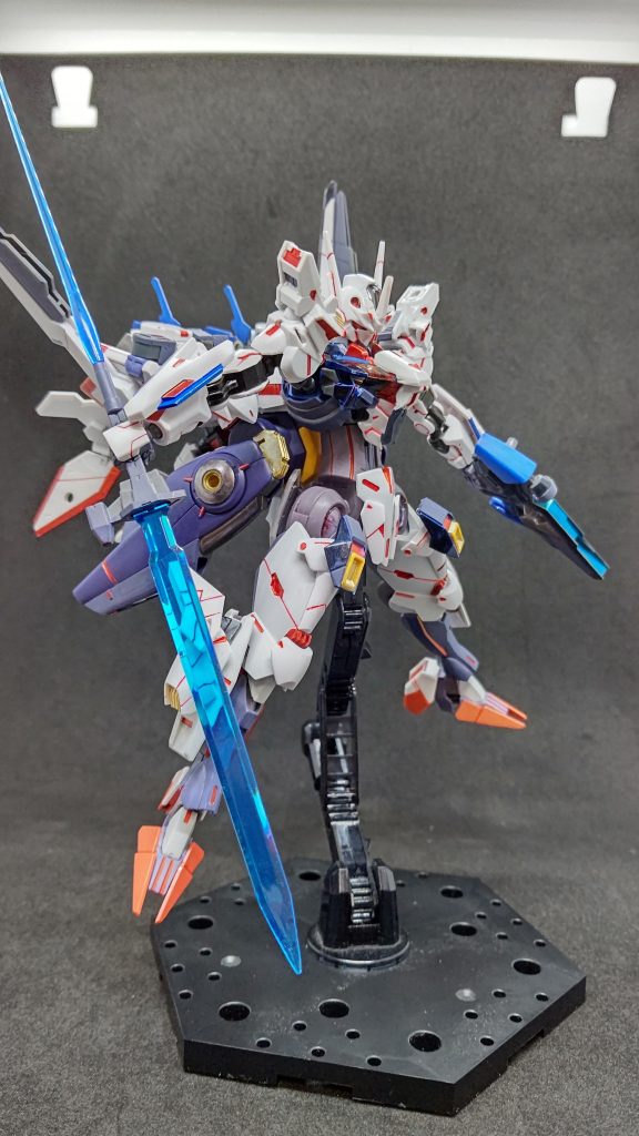 近接武器の刀身をクリアブルーのものに変更しました。またもう1つビームサーベルのエフェクトをつけ、両刃剣にもなります。