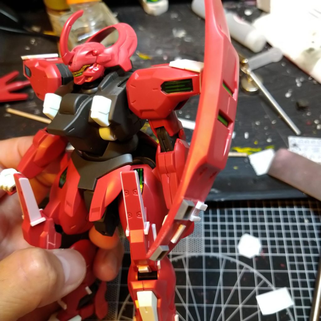 肩にマグネット埋め込んでプラ板で補強してます。