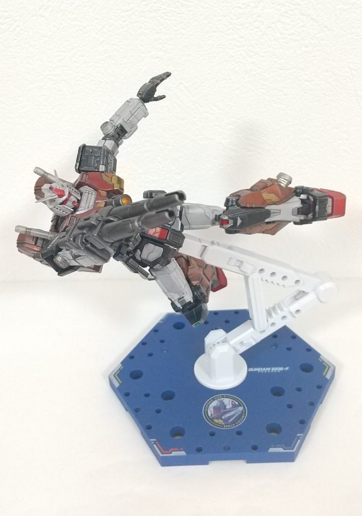 可動域が、すんばらしい(^ω^)〈製作関連〉塗装：缶スプレー（クレオス；ブラック、クリアーブルー、黒鉄色他、トップコート半光沢[水性プレミアム]、タミヤ；メタリックオレンジ)、ガンダムマーカー（シャインシルバーEX他）、リアルタッチマーカー(グレー1、2 他)、4アーティストマーカー（ゴールド）、シタデルカラー(ルーンロードブラス、リードベルチャー他)   ファレホ(ロイヤルブルー他)