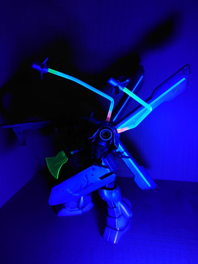 ファンネルのエフェクト用に３ミリ透明プラ棒にも蛍光塗料塗ってグラデーションっぽく。