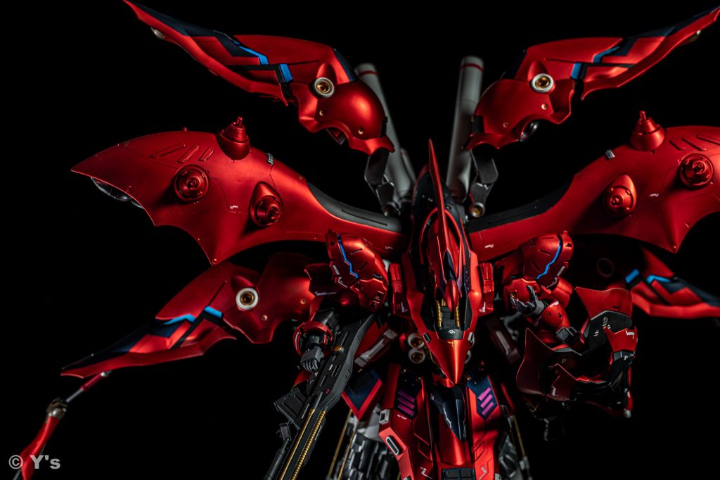 クシャトリヤのバインダーはスライドギミックを搭載しスライドするとサイコフレームが出てきます。サイコフレームはブラックライトで光ります。