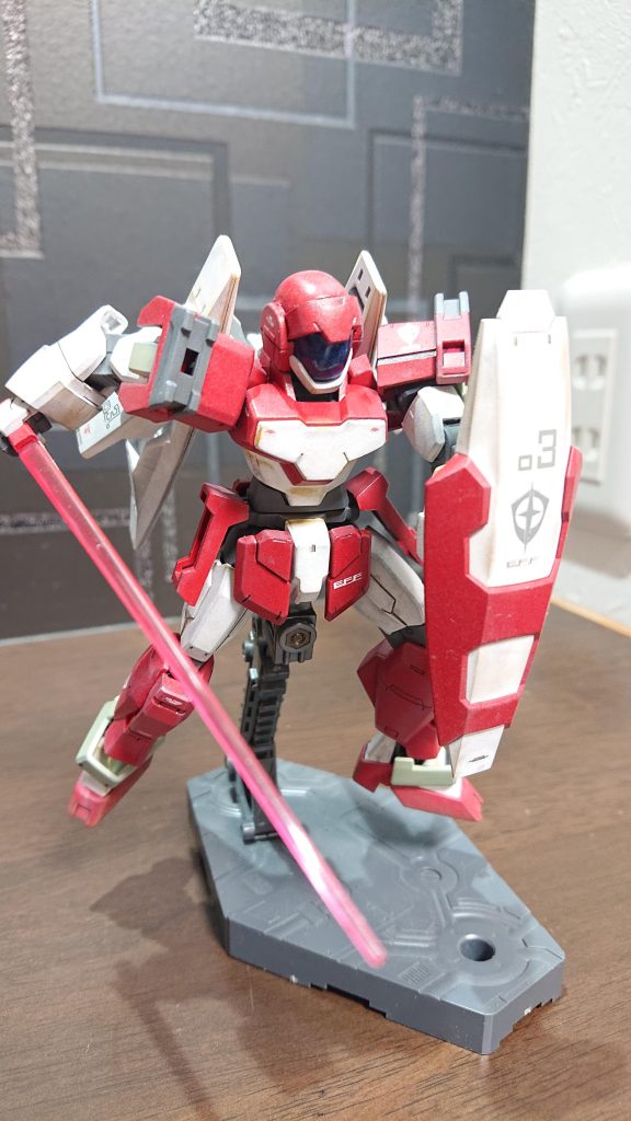 サーベルのクリアパーツはほぼそのままですが、ヤスって尖らせたほうが良いのかな。ところでこのキット説明書の写真にあるポージングだともう少しアゴが引けてるのですが、ちょっと首延長してる??やっておけば良かった。