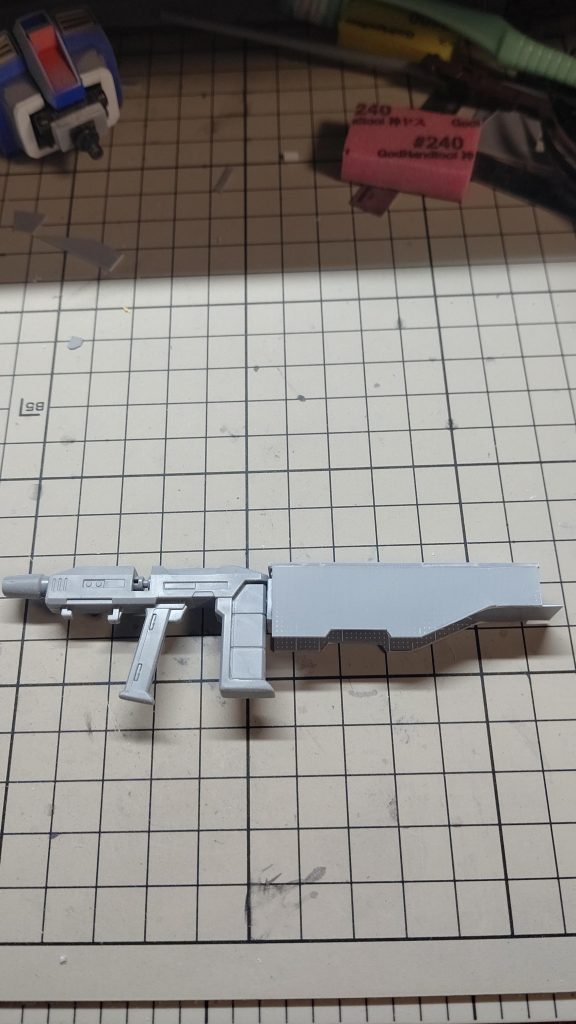 ビームライフルのバレルカバーをプラ板を使いスクラッチしました。