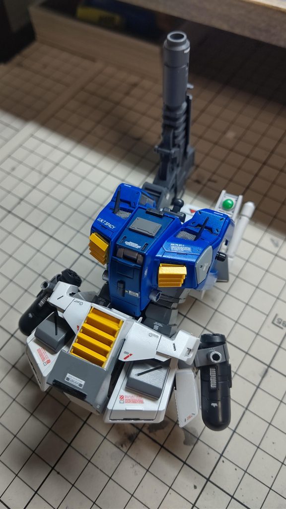 胴体の塗装後でデカールを貼りました。この時点ではトップコートしてないので艶が均一ではありませんね。