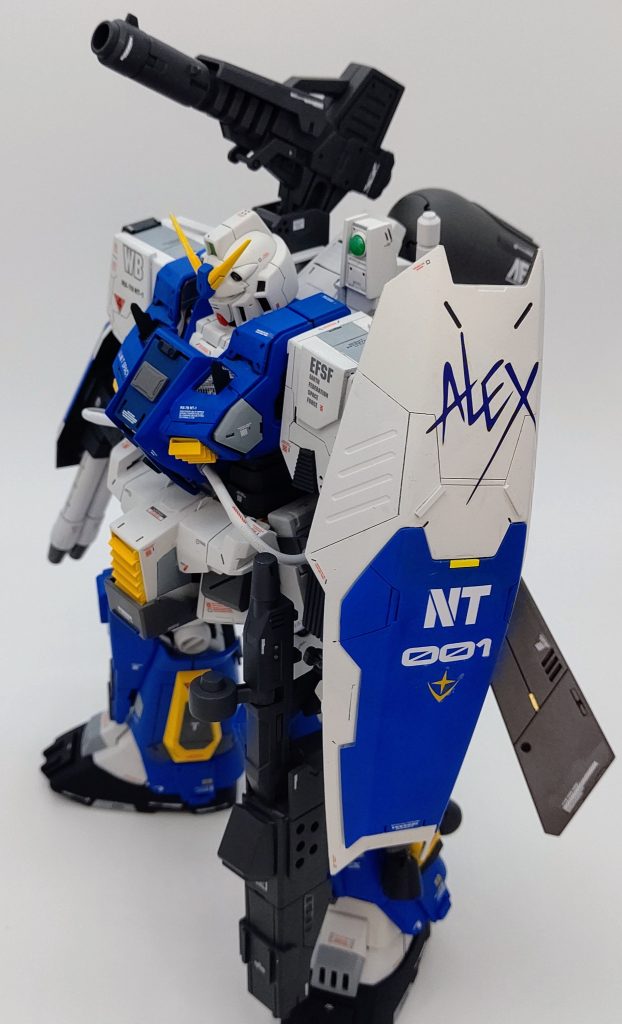 胸部のアーマーを一部開口し内部ディテールが見えるようにして情報量をあげてます。写真だとあまりわかりませんね。