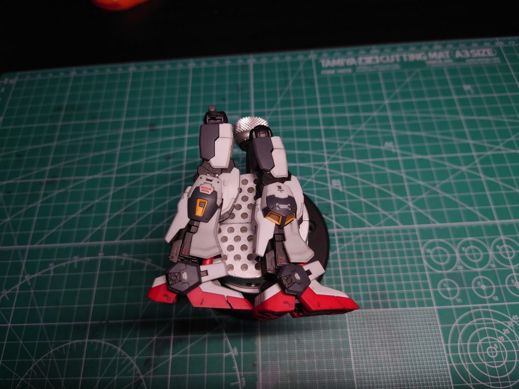 アクリジョンのベースグレーで装甲を塗り分け。フレームは黒鉄色と焼鉄色を使い分けています。