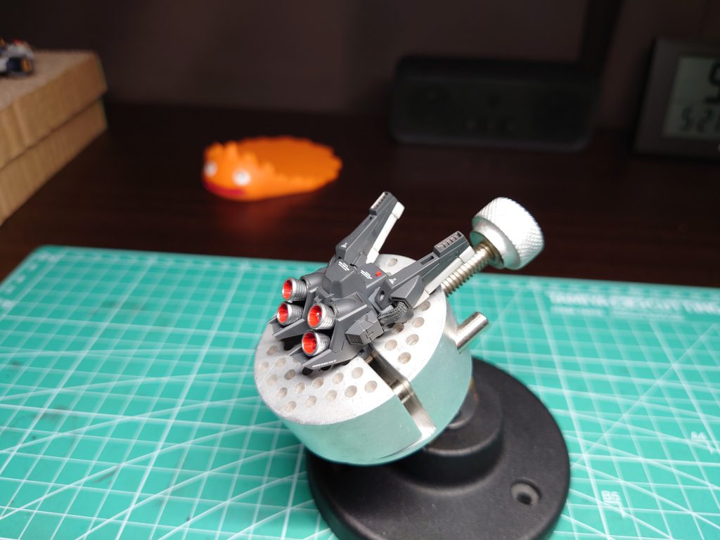 バックパックのバーニアは4アーティストマーカーのシルバーで塗装しました。メタリックカラーでアクセントに。