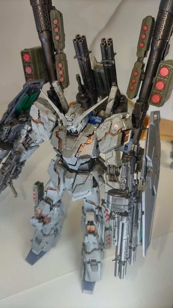 機体色はグレーサイコフレーム部分はカッパーで塗装しました。