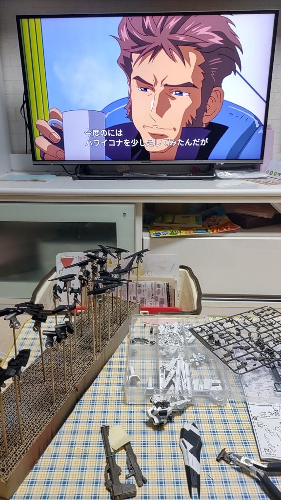 SEED観ながらー。ランナーごと黒いパーツだけサフを吹いて、切り外して黒塗装。