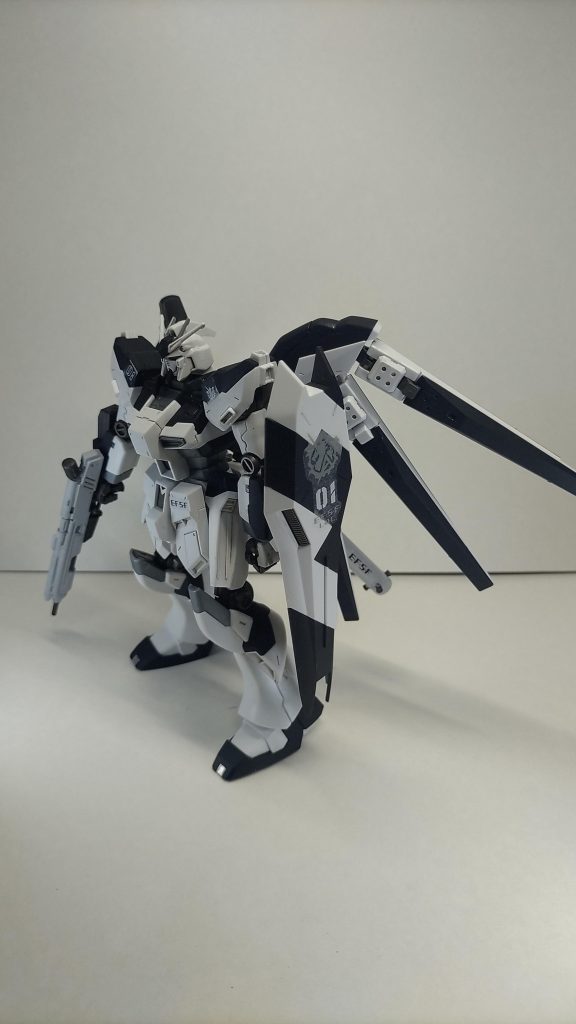 青い部分を全て、マットブラックに塗り、武装もちょこちょこ塗ったお手軽作成です。